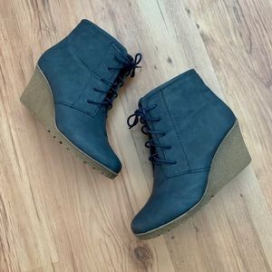 🚫 SOLD Navy wedge lace up booties